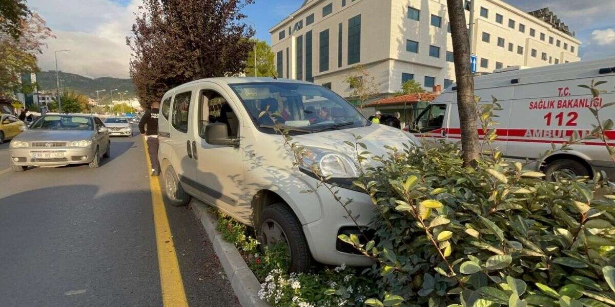 Menteşe’de Araç Refüje Çıktı! 1 Yaralı