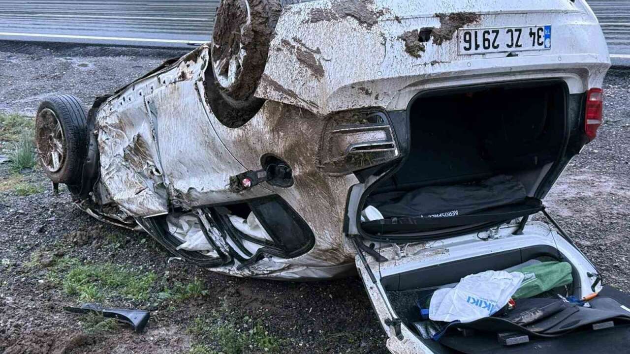 Otoyolda Korkutan Kaza, Takla Atan Otomobil Hurdaya Döndü: 1 Yaralı