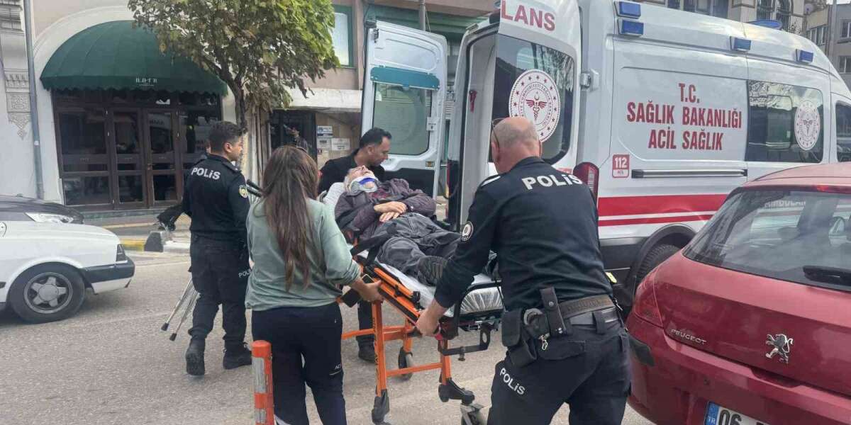 Sokakta Yürürken Fenalaştı Yere Yığıldı: Yaşlı Adam Hastaneye Kaldırıldı