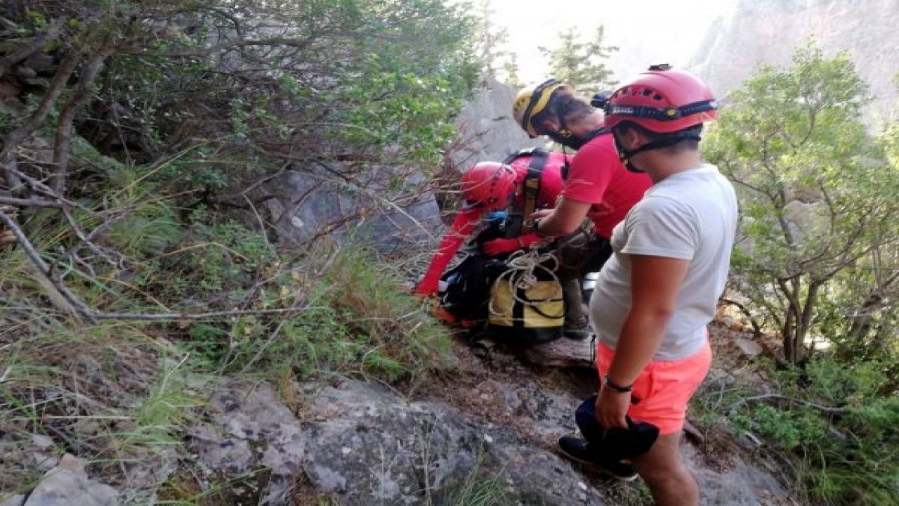 Uçurumda mahsur kalan tatilciyi AKUT kurtardı