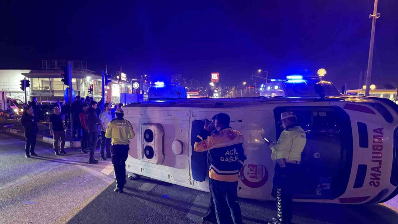 Ambulans ile Cip Çarpıştı: 3 Kişi Yaralı