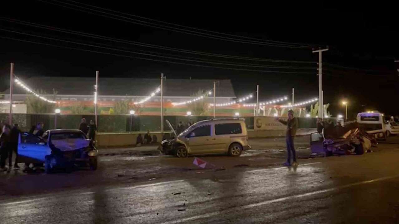 Üç Araç Karıştı: 9 Kişi Yaralandı, Bir Yaralının Durumu Ağır