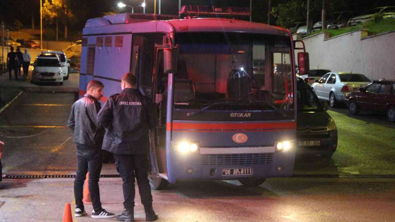 Son Dakika: Cezaevinde Gıda Zehirlenmesi Şüphesi, 6 Mahkum Hastaneye Kaldırıldı