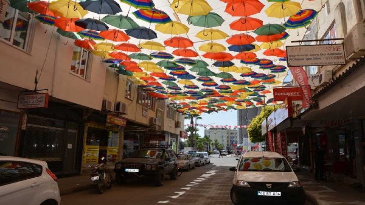 Ortaca’da şemsiyeli sokak