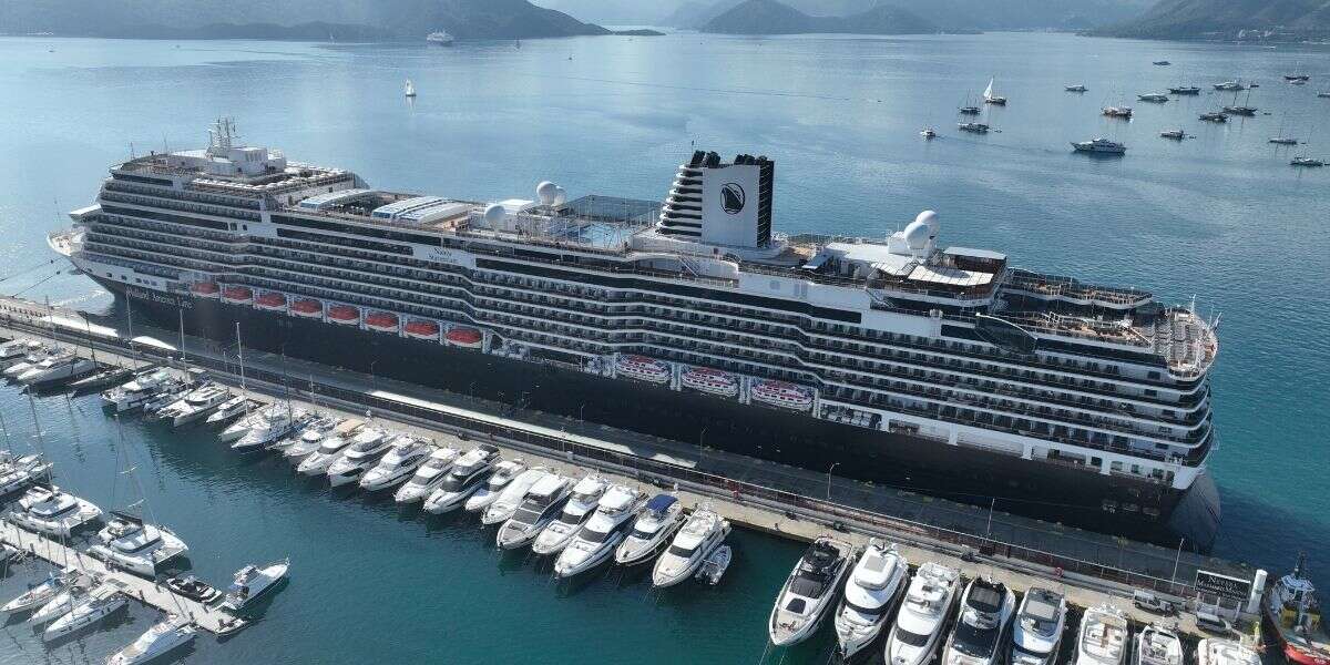 Marmaris’e Hollanda Bayraklı Dev Kruvaziyerle 2 Bin 500’ü Aşkın Turist Geldi