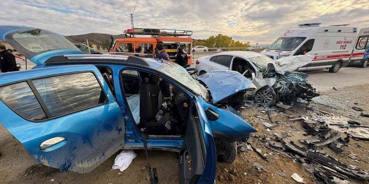 Otomobiller Kafa Kafaya Çarpıştı! Ölü Sayısı 2’ye Yükseldi