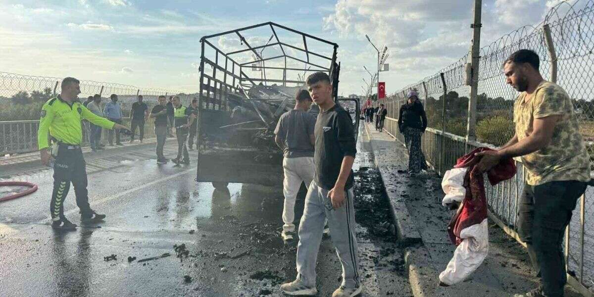 Seyir Halindeki Kamyonet Alev Aldı: Ensesinde Sıcaklık Hissedince, 3 Kişinin Hayatı Kurtuldu