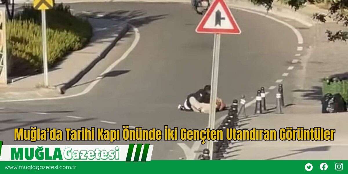 Muğla’da Tarihi Kapı Önünde İki Gençten Utandıran Görüntüler