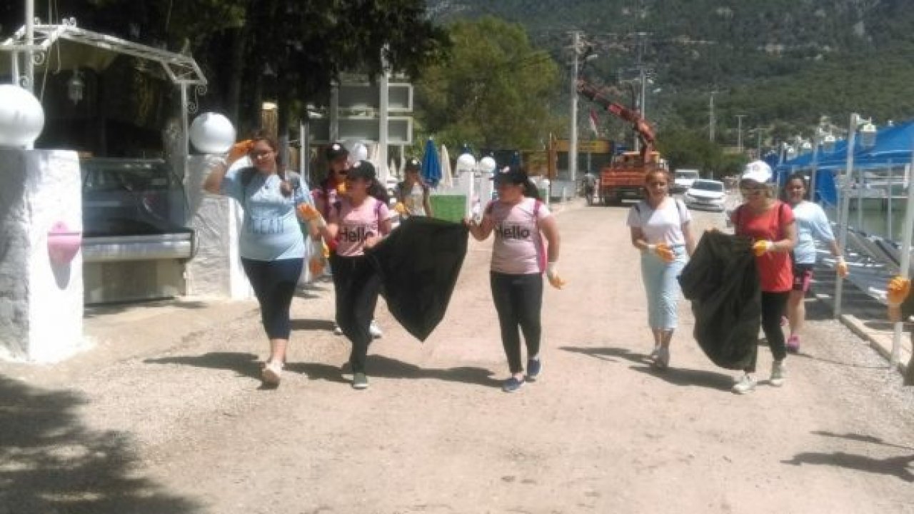 Minik Öğrencilerden Kıyı Temizliği