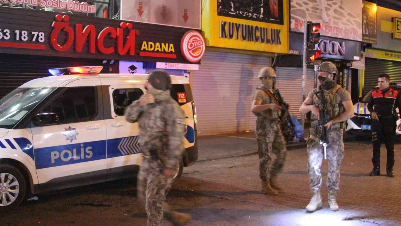 Çay Ocağına Silahlı Saldırı: Polis Aracı Kurşunların Hedefi Oldu