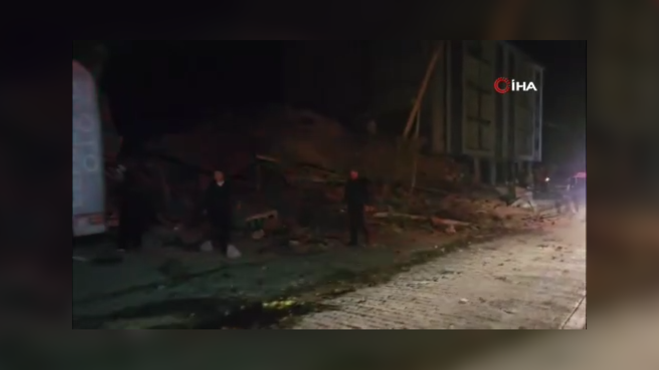 Geceyi Sallayan Deprem: Sındırgı’da Bina Yıkıldı