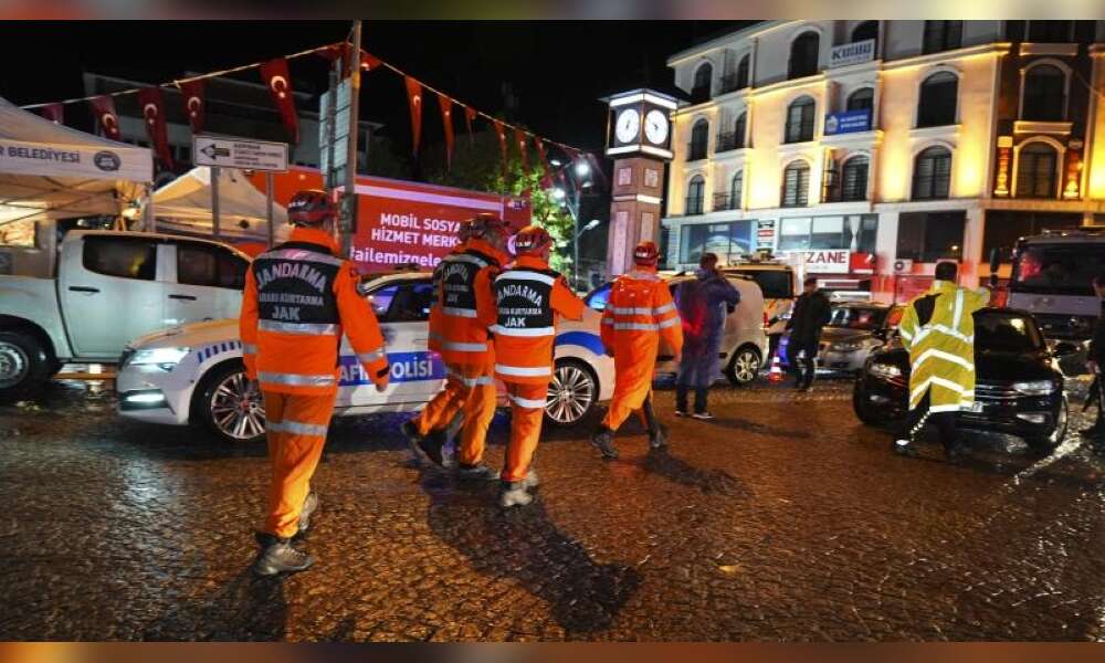 6,1’lik Depremin Ardından Sağanak Başladı: Çalışmalar Güçlükle Sürüyor