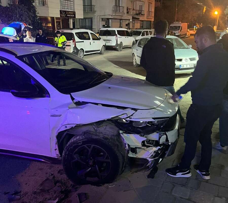 Muğla'da Alkollü Sürücü Park Halindeki Araca Çarptı