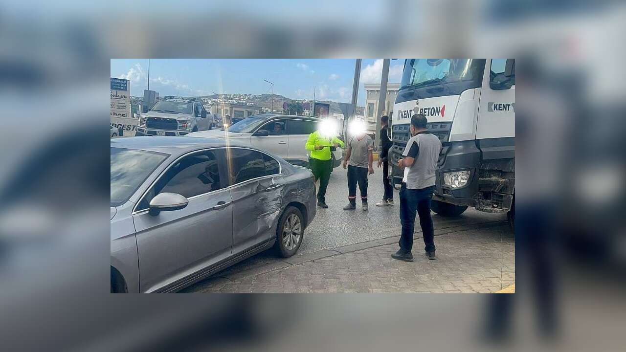 Muğla'da Kamyon İle Otomobil Çarpıştı