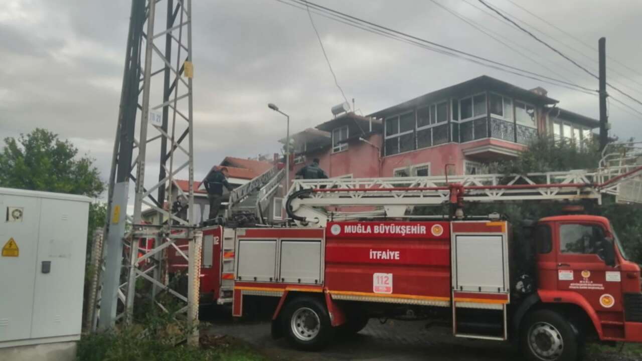 Köyceğiz’de Bir Binanın Çatı Katında Yangın Çıktı