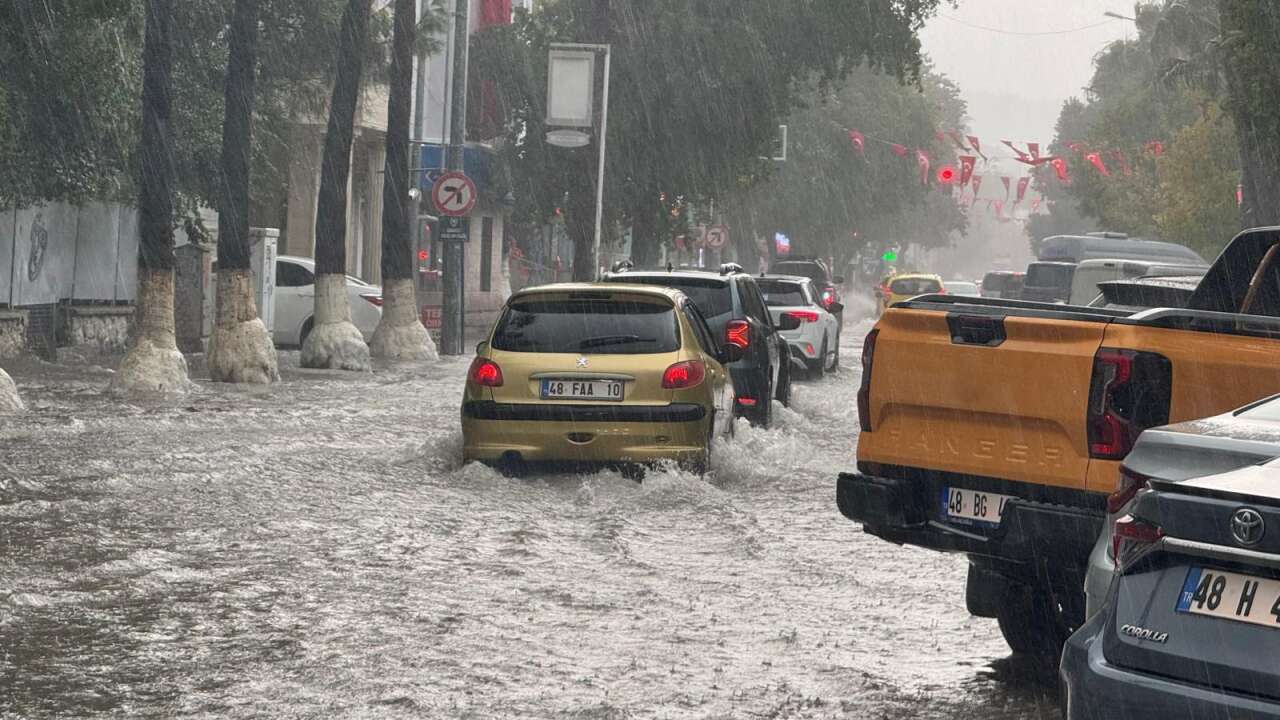 Fethiye’de Sağanak Yağış: Ev ve İş Yerlerini Su Bastı