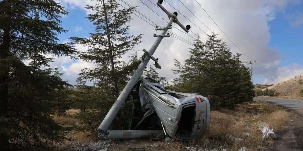 Tamir İçin Bıraktığı Aracıyla Çırak Taklalar Attı! Araba İkiye Katlandı