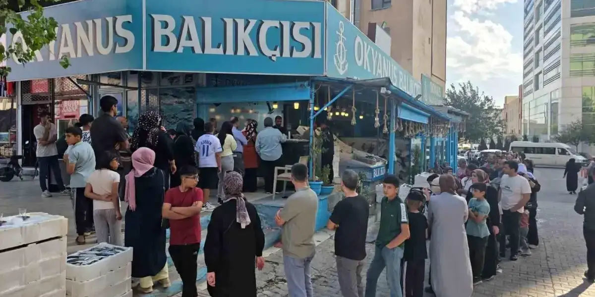 Cumhuriyet Bayramı’na Özel O Dükkan Fiyatını 35 TL Yaptı, Haberi Alan Dükkana Koştu