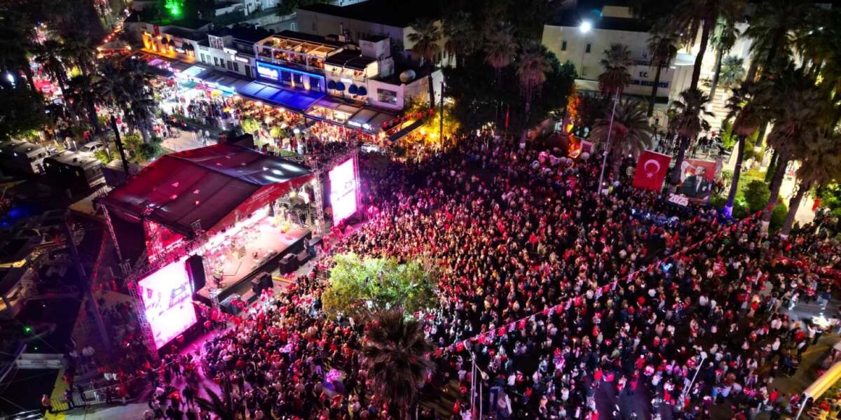 Bodrum’da Cumhuriyet Coşkusu Sokaklara Taştı: Binlerce Vatandaş Fener Alayında Buluştu
