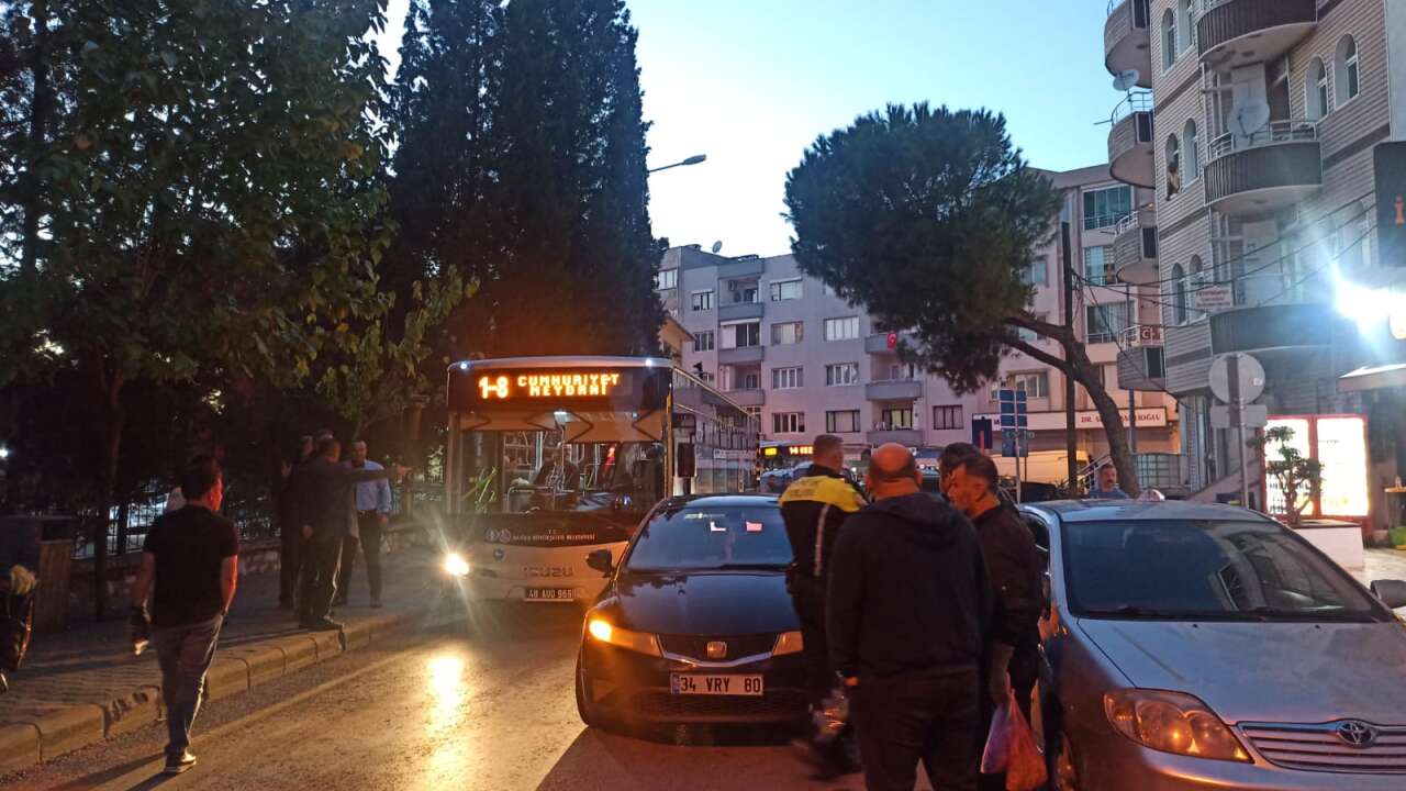 Menteşe’de Aracını Yolun Ortasında Bırakıp Giden Sürücü Trafiği Felç Etti