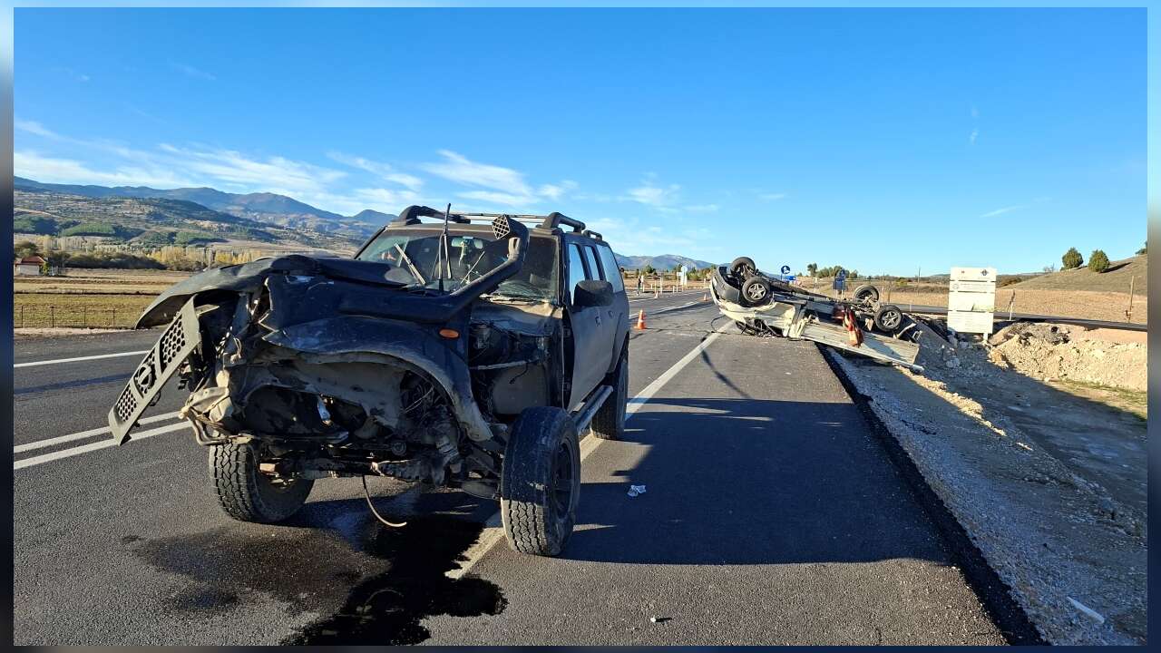 Kamyonet ile Arazi Aracı Çarpıştı: 4 Yaralı