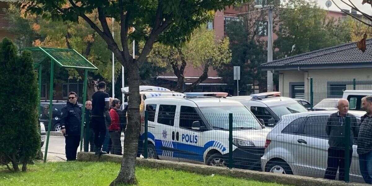 4 Çocuk Annesi Eşini Öldürdü, Kendini Ağır Yaraladı