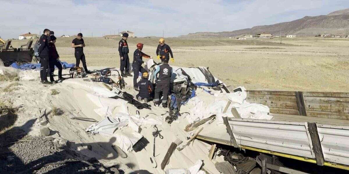 Tır Şarampole Düştü, Sürücü Kum Altında Kalan Kabin İçerisinde Can Verdi
