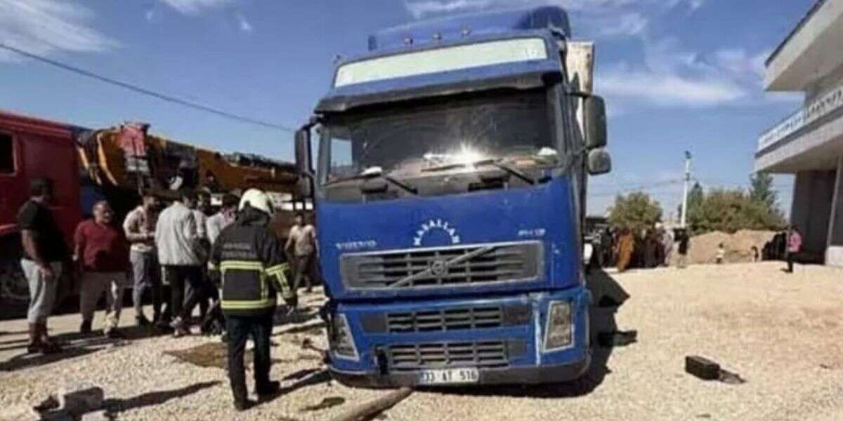 Patlayan Lastiği Değiştirmek İsteyen Tır Şoförü Aracın Altında Kaldı