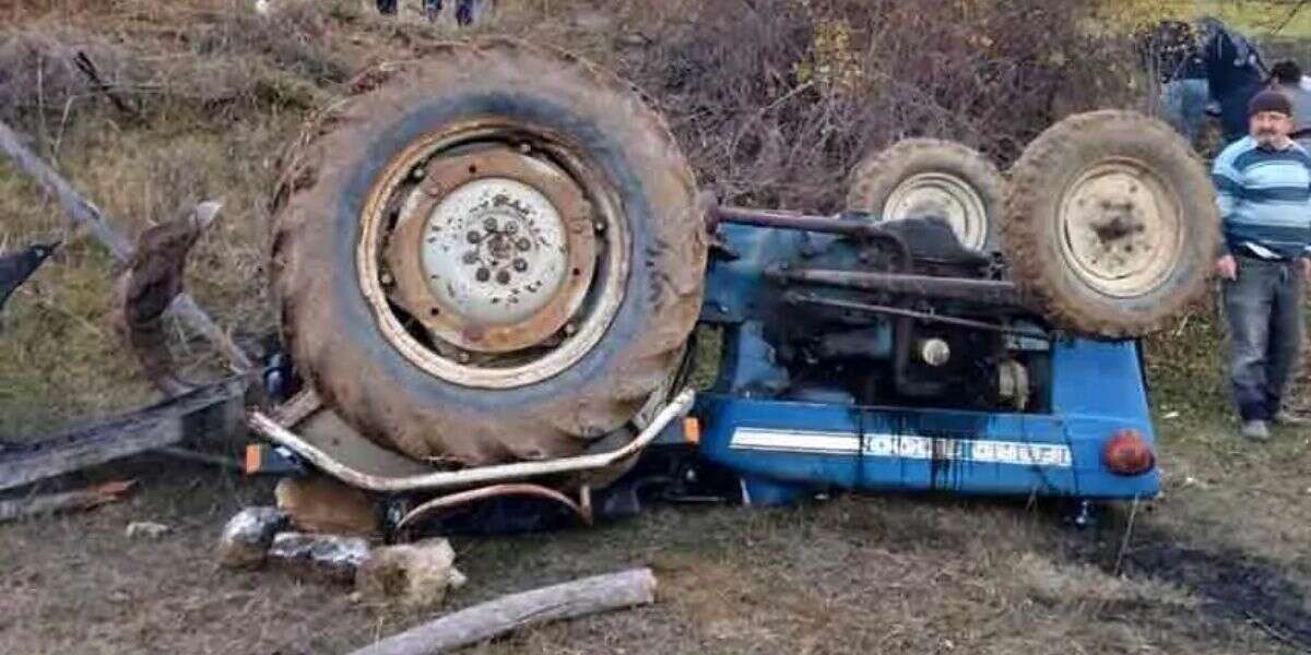 Tarla Sürerken Devrilen Traktörün Altında Kaldı