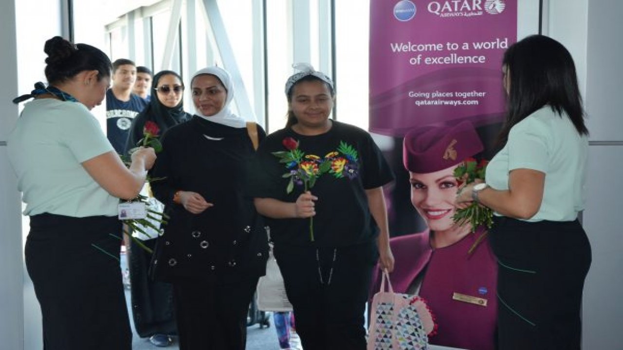 Katarlı turistler kırmızı güllerle karşılandı