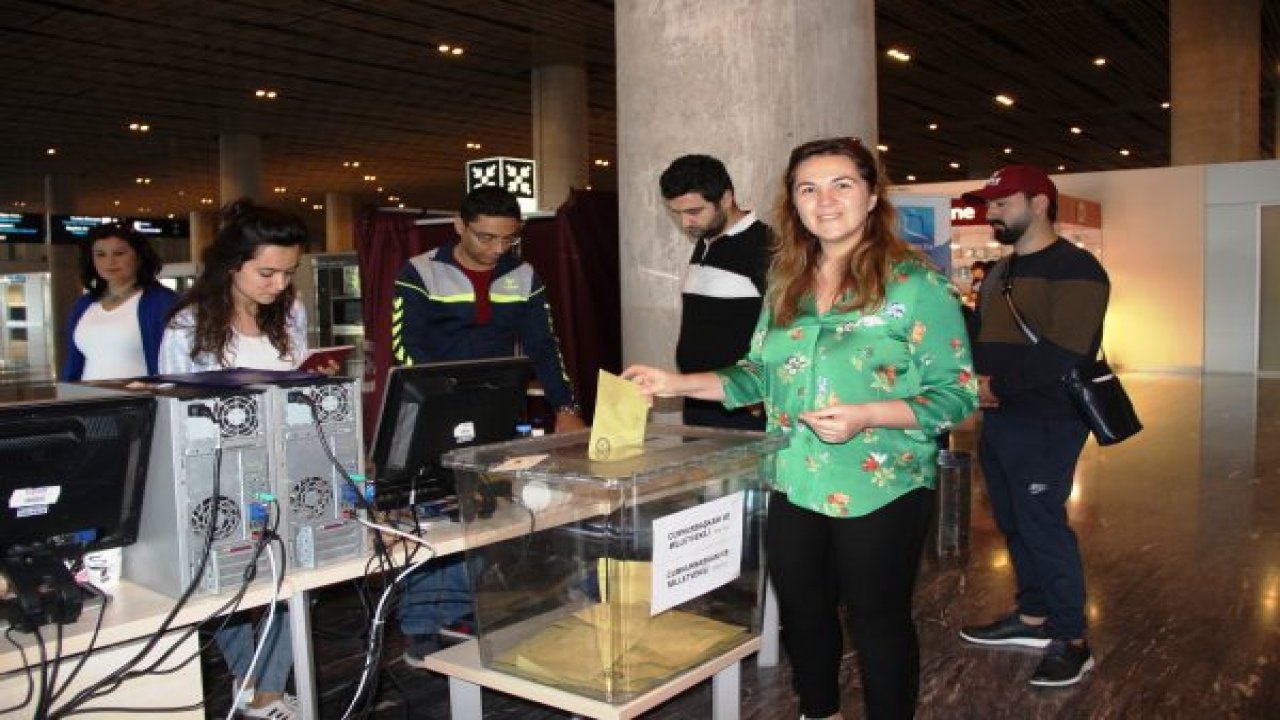 Gurbetçiler uçaktan iner inmez sandıklara koştu