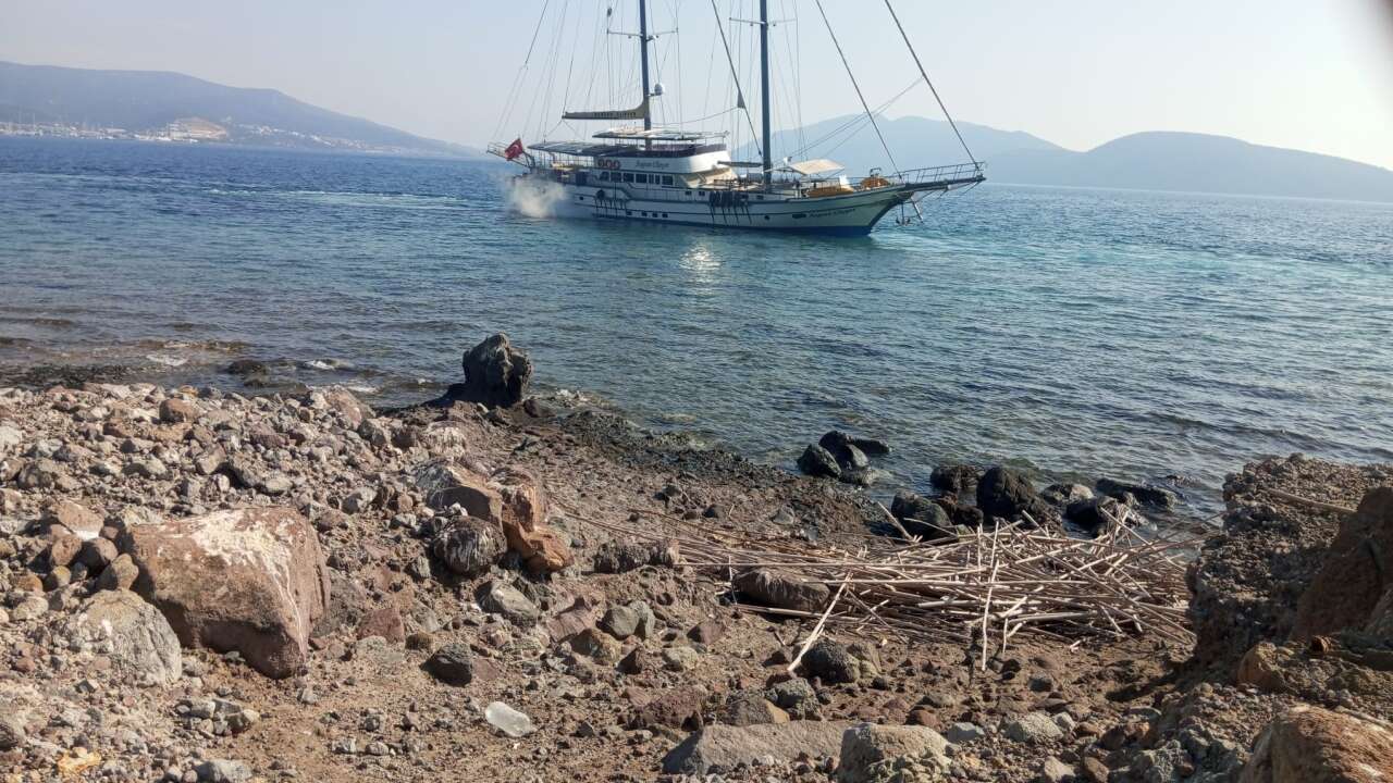 Dev Yelkenli Bodrum’da Karaya Oturdu, Ekipler Harekete Geçti