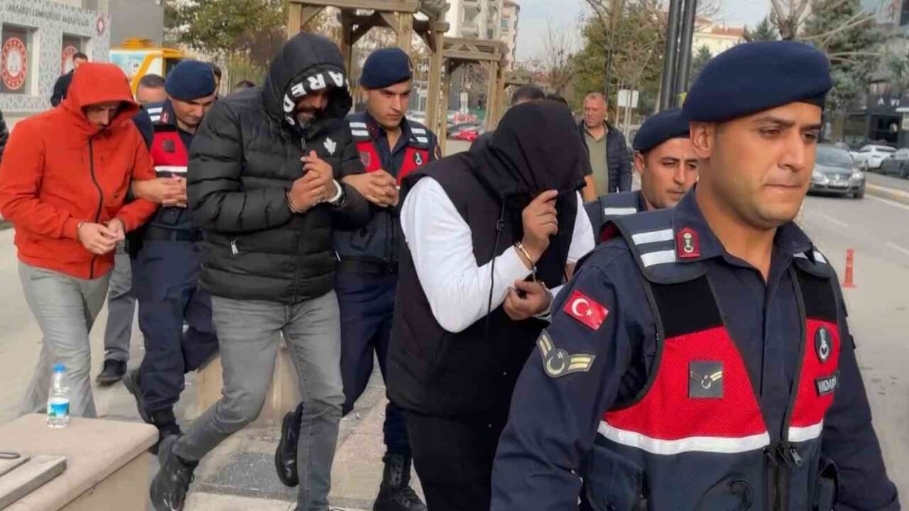 Tefecilik Yapan 3 Kişi Jandarmadan Kaçamadı