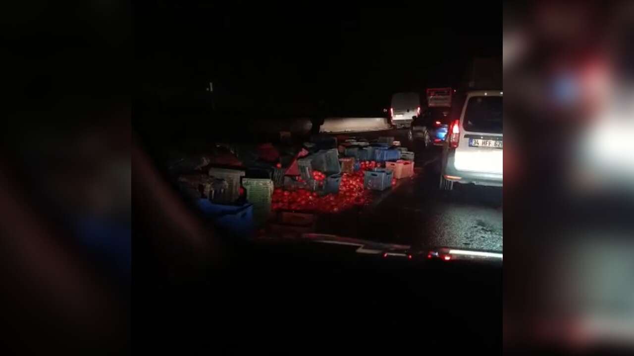 Muğla’da Tır Kazası! Nar Yüklü Araç Sakar Geçidi’nde Devrildi