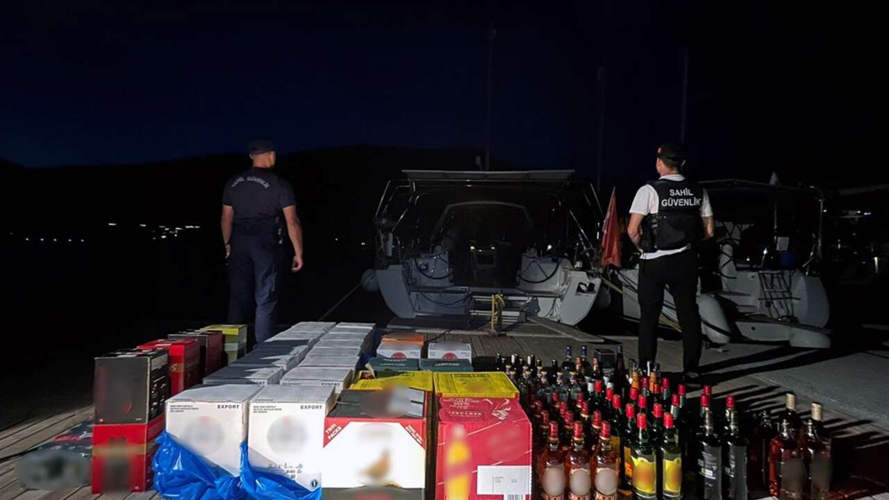Ege Denizi’nde Kaçakçılara Geçit Yok: 310 Şişe Kaçak İçki ve Silah Yakalandı