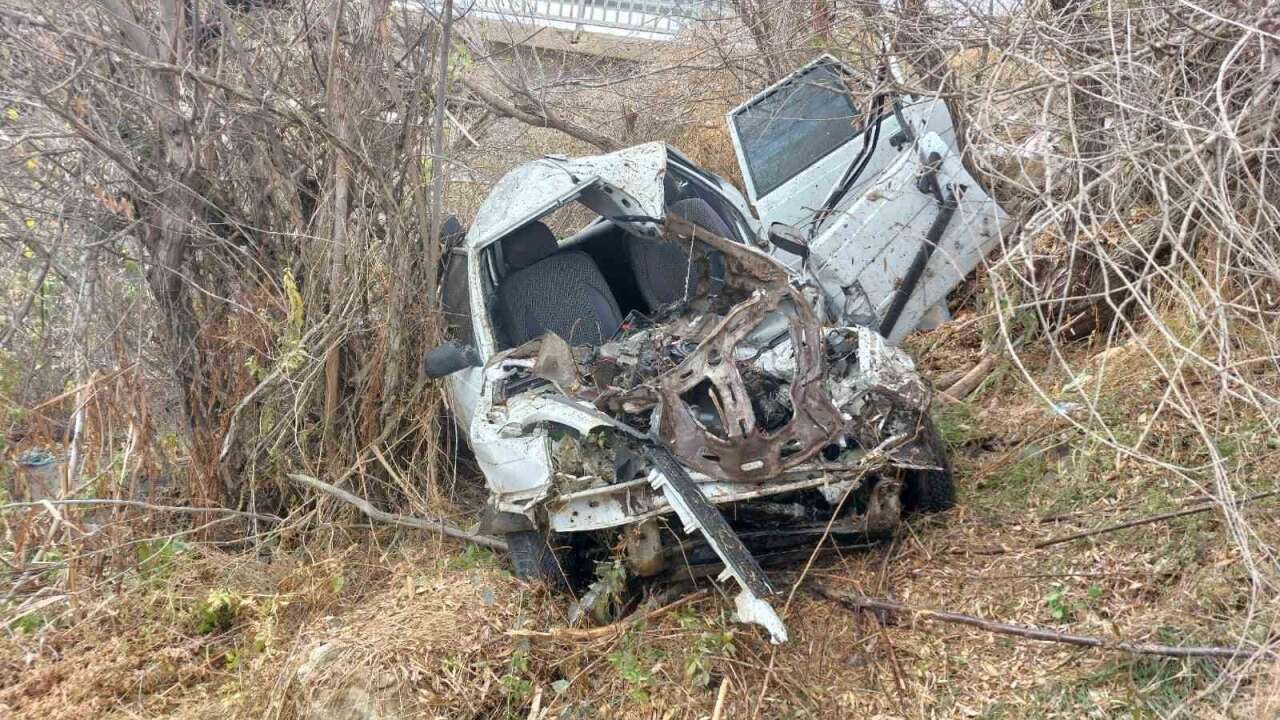 Trafik Kazası: Anne Öldü, Oğlu Ağır Yaralandı