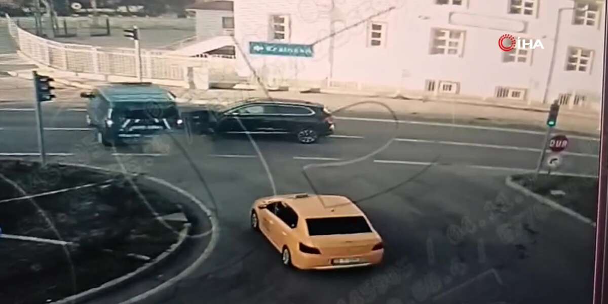 Belediye Makam Aracı ile Jandarma Minibüsü Çarpıştı: 2 Asker Yaralandı