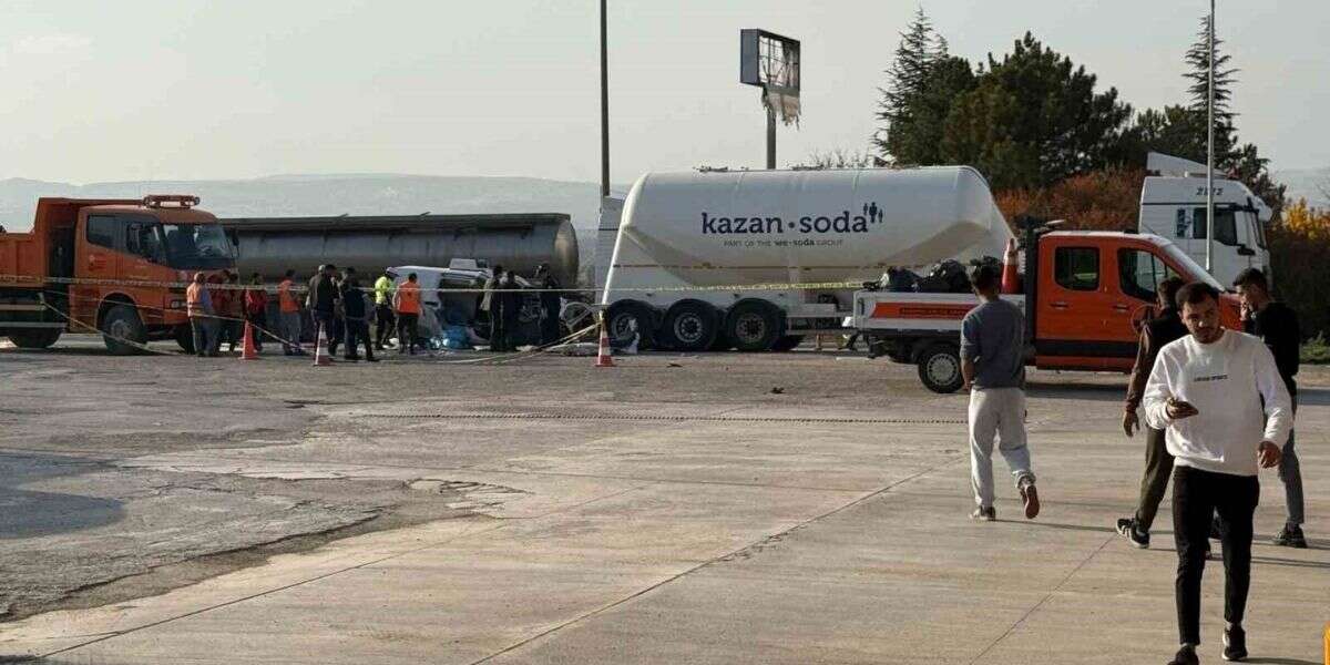 Otomobil Tır Çekicisine Çarptı! 3 Kişilik Aile Hayatını Kaybetti