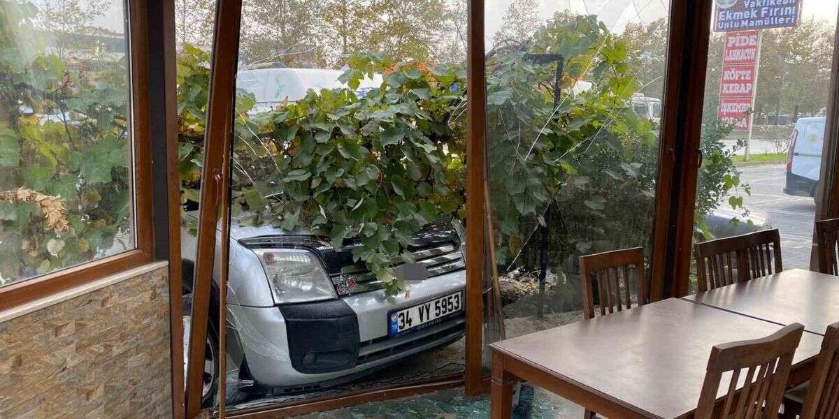 Kontrolden Çıkan Otomobil Dehşet Saçtı: 1 Ölü, 3 Yaralı