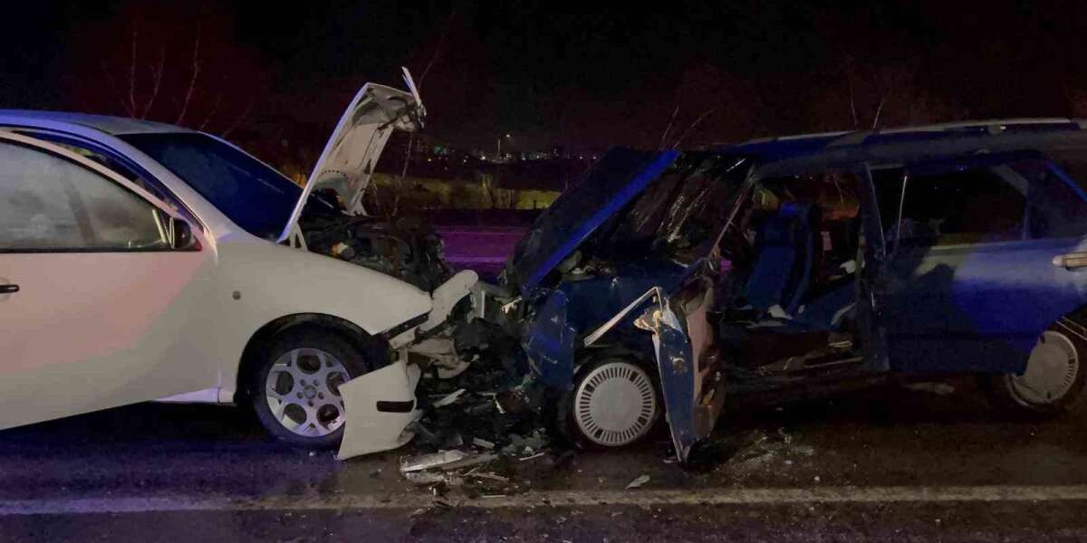 İki Araç Kafa Kafaya Çarpıştı: 3’ü Çocuk 9 Yaralı