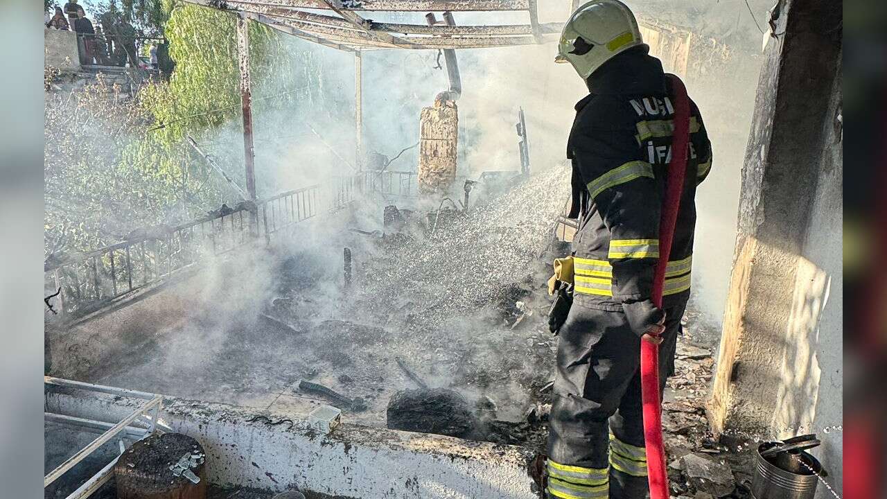 Bodrum’da Ev Yangını: Çatı Kısa Sürede Alevlere Teslim Oldu