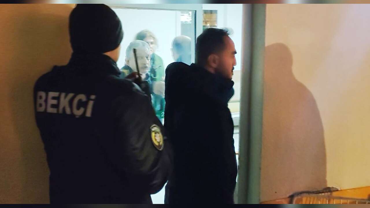 Anne ve Baba, Avukat Kızını Taksi Durağına Kilitledi