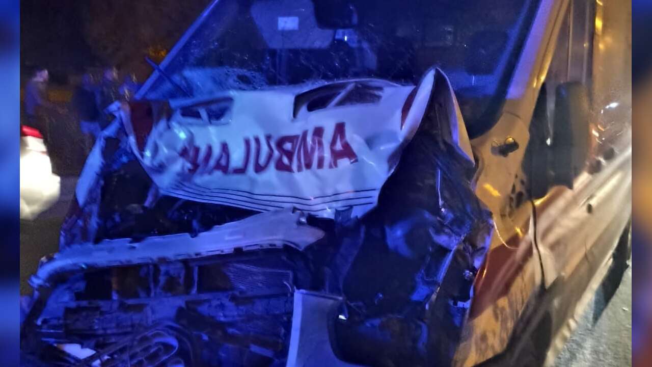 Hasta Taşıyan Ambulans Mandaya Çarptı: Hasta Başka Ambulansla Sevk Edildi