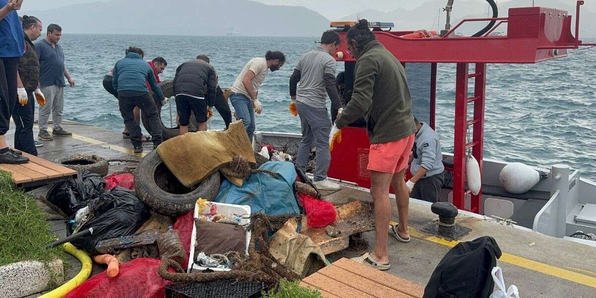 Marmaris'te Sezon Sonu Deniz Dibi Temizliğinde Çıkanlar Şaşırttı
