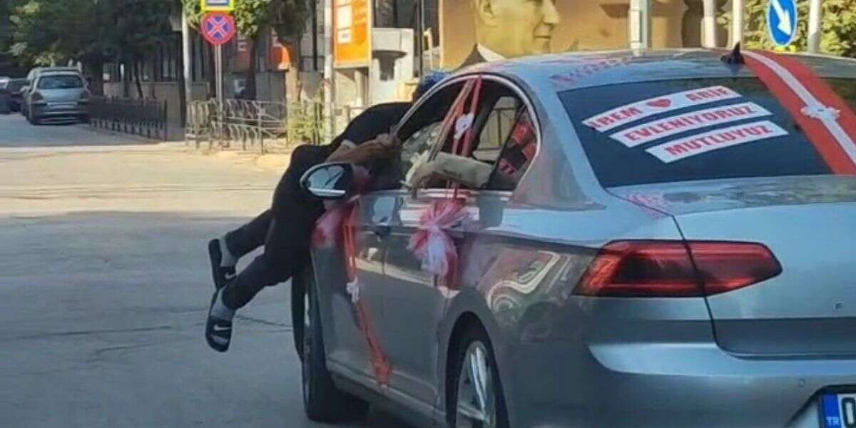Gelin Arabasının Önünü Kesti, 50 TL Yetmeyince Kaputa Çıktı