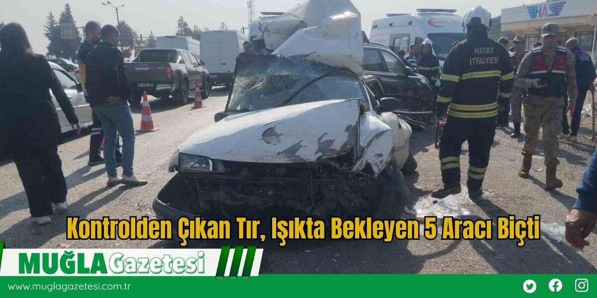 Kontrolden Çıkan Tır, Işıkta Bekleyen 5 Aracı Biçti