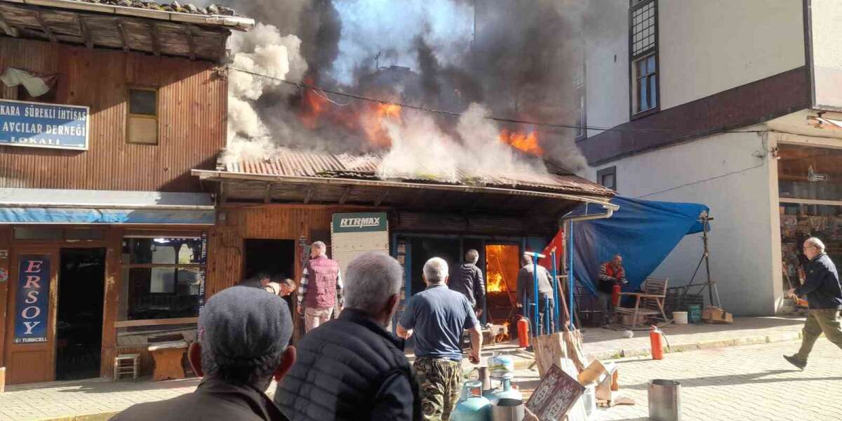 Kalaycı Dükkanında Yangın: Mahalle Halkı Seferber Oldu