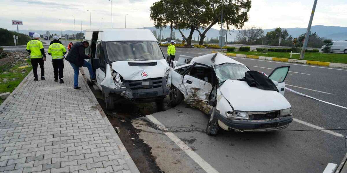 İşçi Servisi İle Otomobil Çarpıştı: 1 Ölü, 4 Yaralı