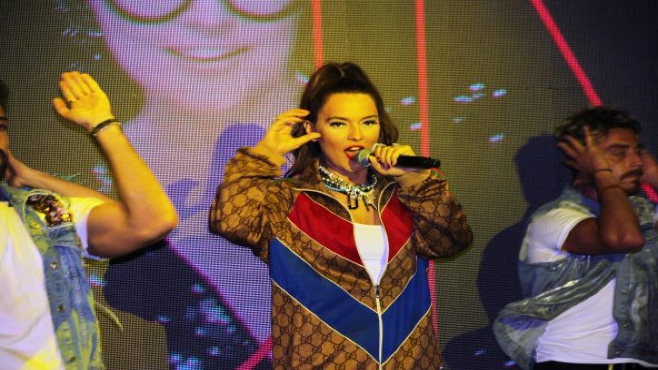 Demet Akalın sahneye eşofmanla çıktı