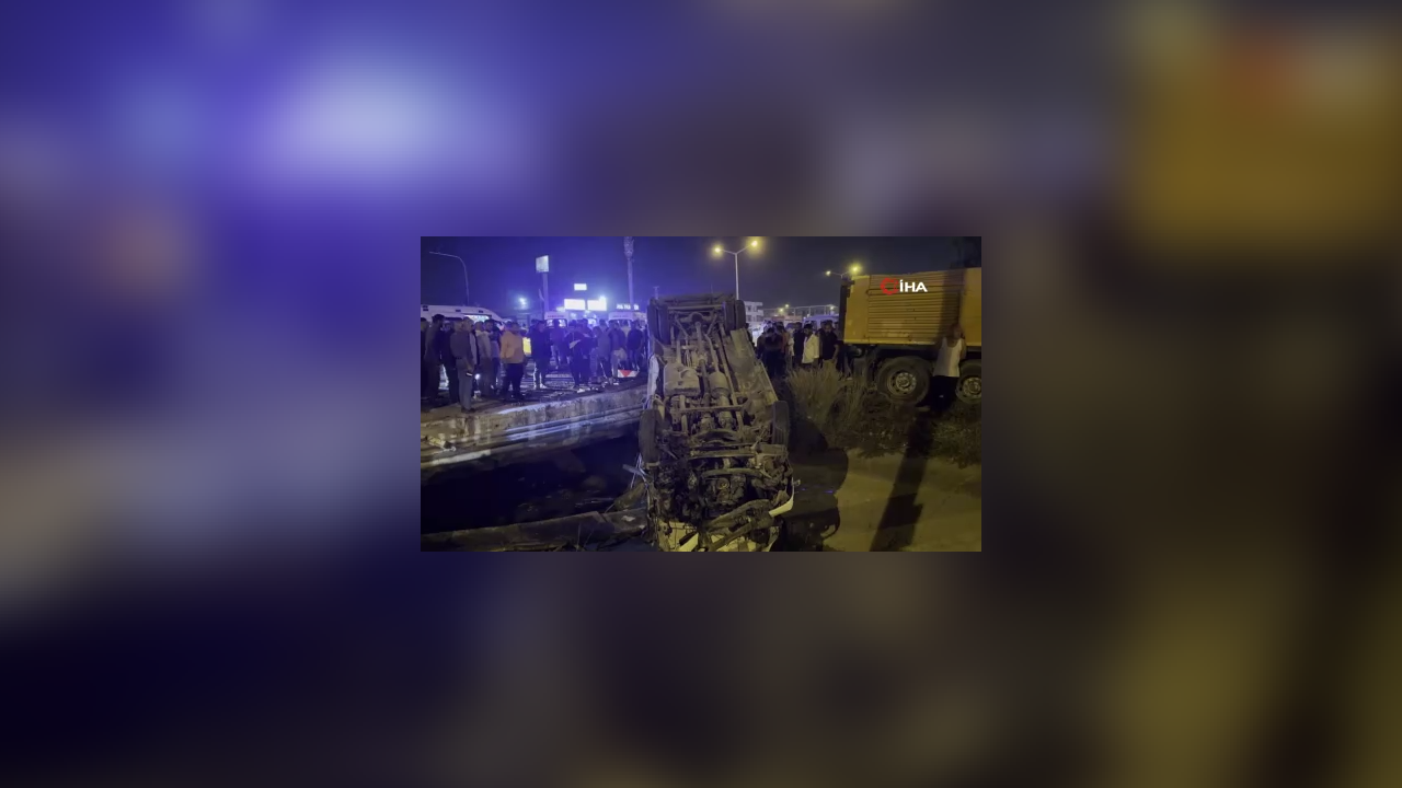 Yolcu Minibüsü ve Otomobil Kavşakta Çarpıştı, 10 Kişi Yaralandı